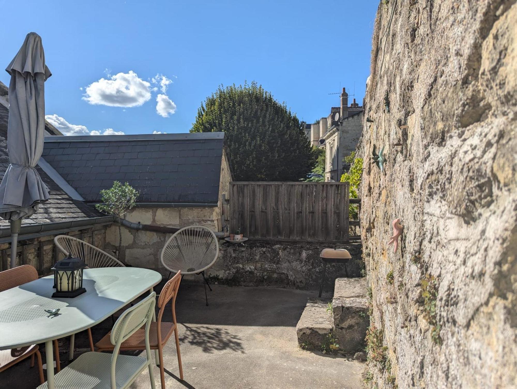 Appartement Des Hirondelles , Au Pied Du Chateau 希农 外观 照片